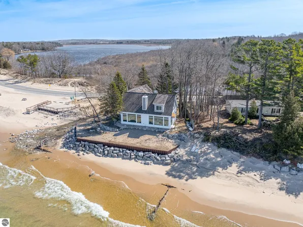 3126 Lakeshore Rd, Manistee, MI 49660