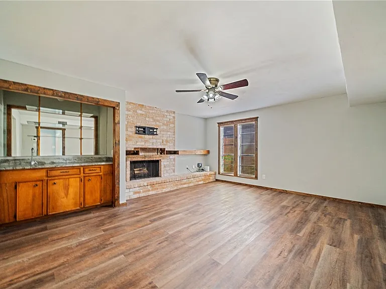 2445 Cricket Hollow St — Photo 5