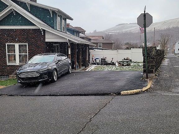 2nd image of 433 Lake St