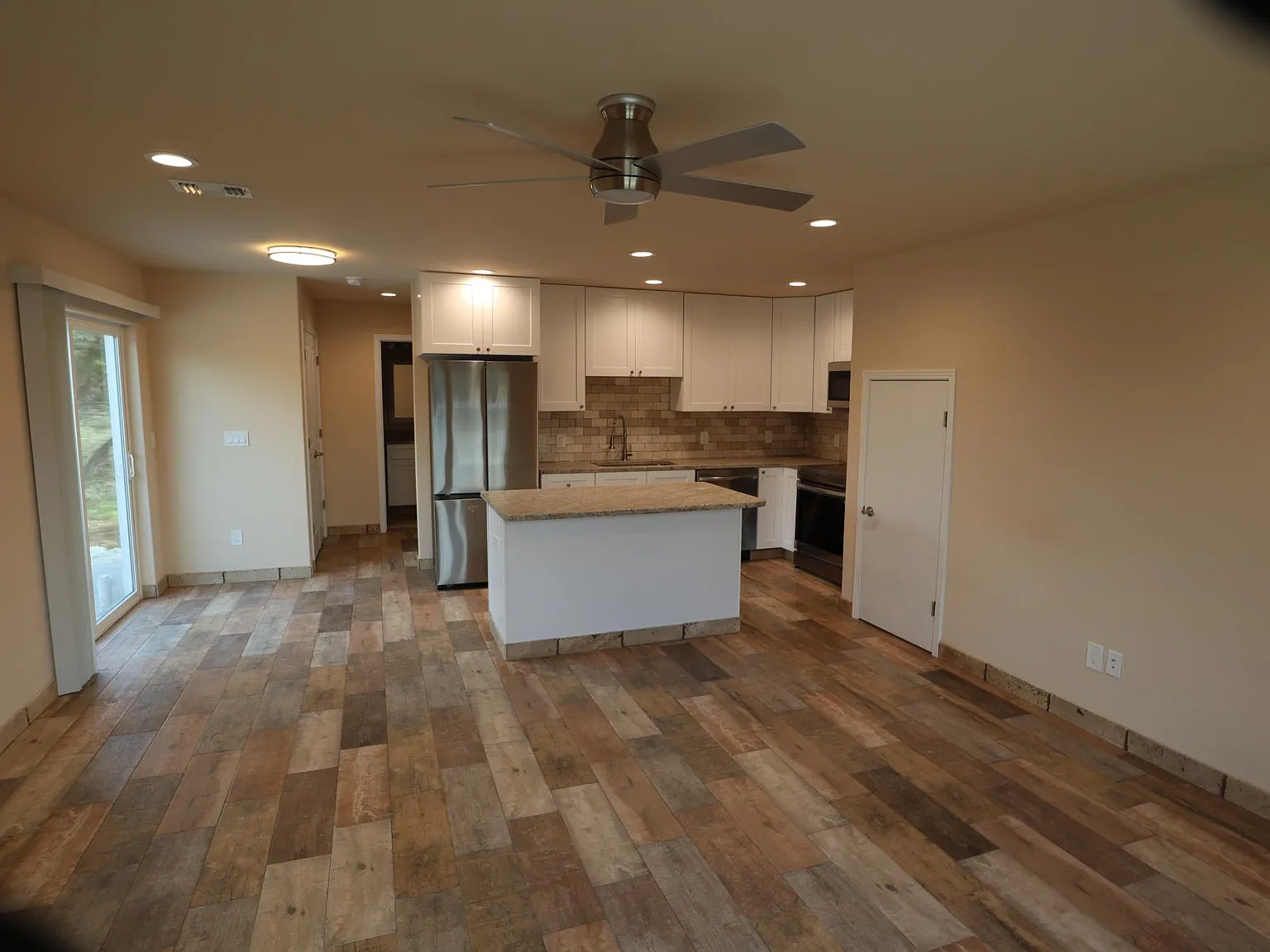 3 bed, 1300 sqft, $1,650 — Photo 4