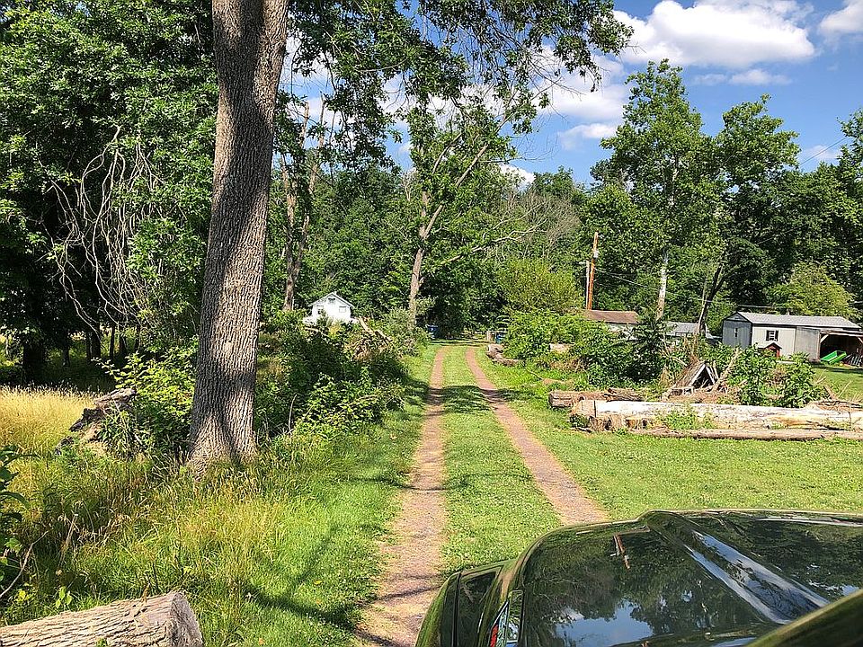 2nd image of 13 Walnut Ln