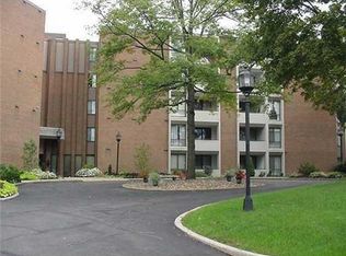 900 Washington Rd APT 301, Mt Lebanon, PA 15228