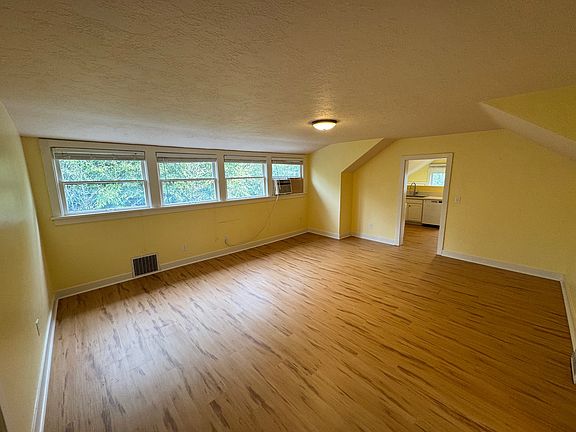 4th image of 1919 SE Washington St #1919