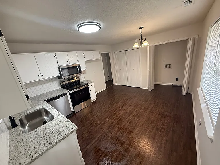 2720 Shoemaker St — Photo 7