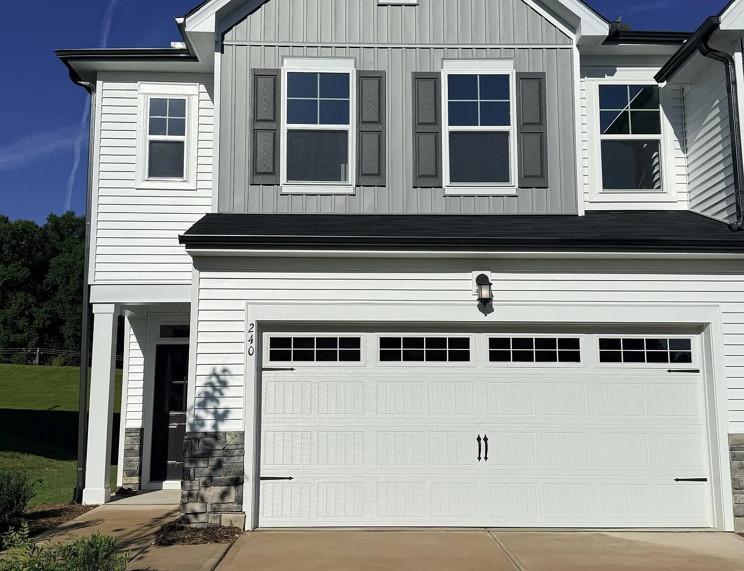 3 bed, 2.5 bath, 2050 sqft, $2,050 — Photo 2