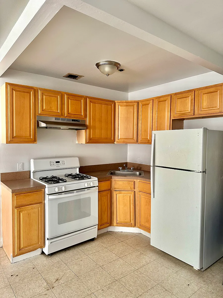Building Photo - 869 E 217th St #3
