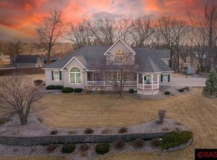 924 Upper Valley Dr, Blue Earth, MN 56013