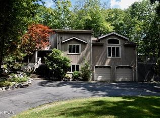 806 Visalia Ct, Lords Valley, PA 18428