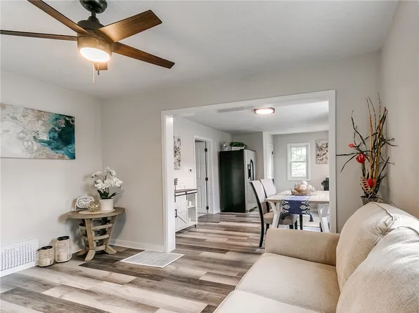 2336 Dean Ave, Des Moines, IA 50317