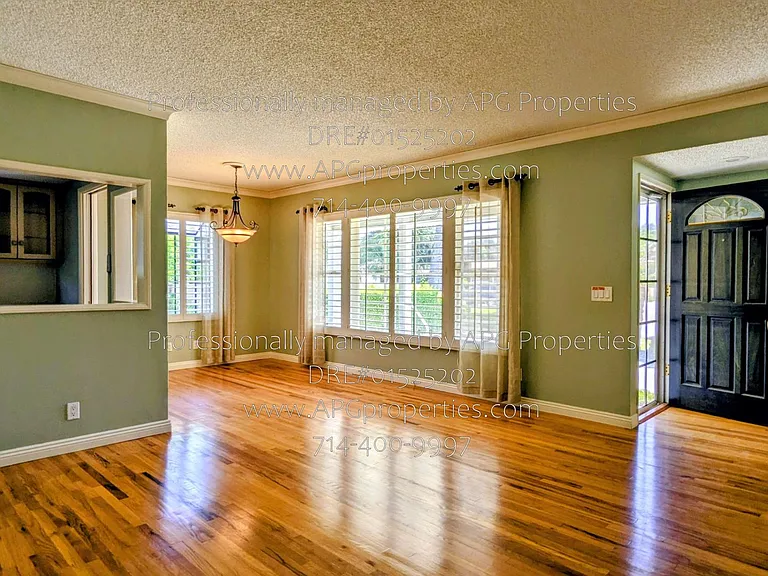 1022 N Baker St — Photo 2