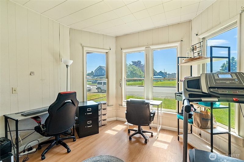 4th image of 1008 W Wishkah Street