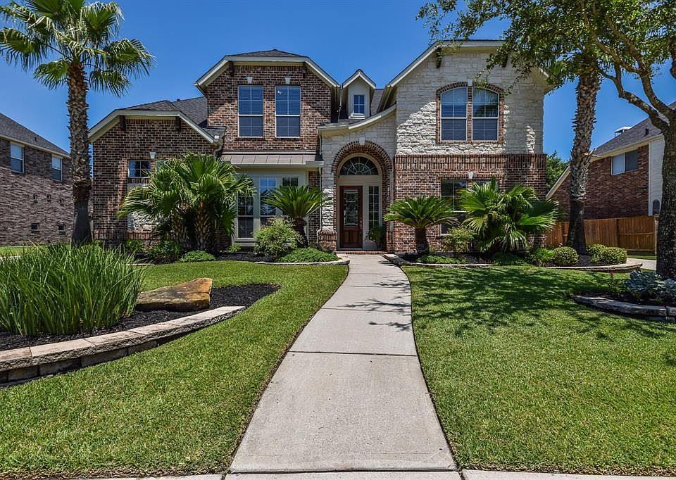 Siituated in the Dove Manor section walking distance to the lake.