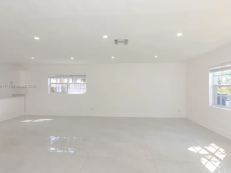 913 NE 2nd St — Photo 6