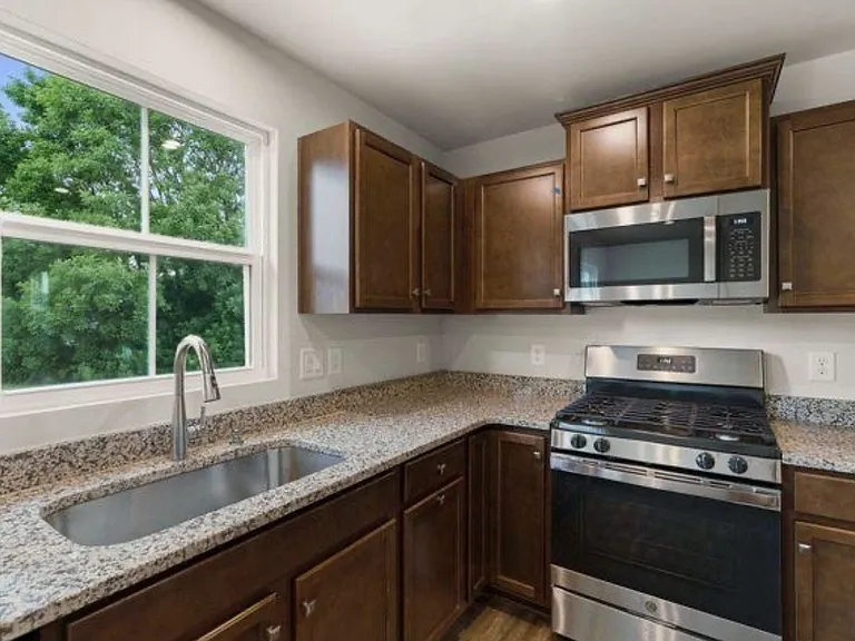 1105 Wilkinson Ln — Photo 5