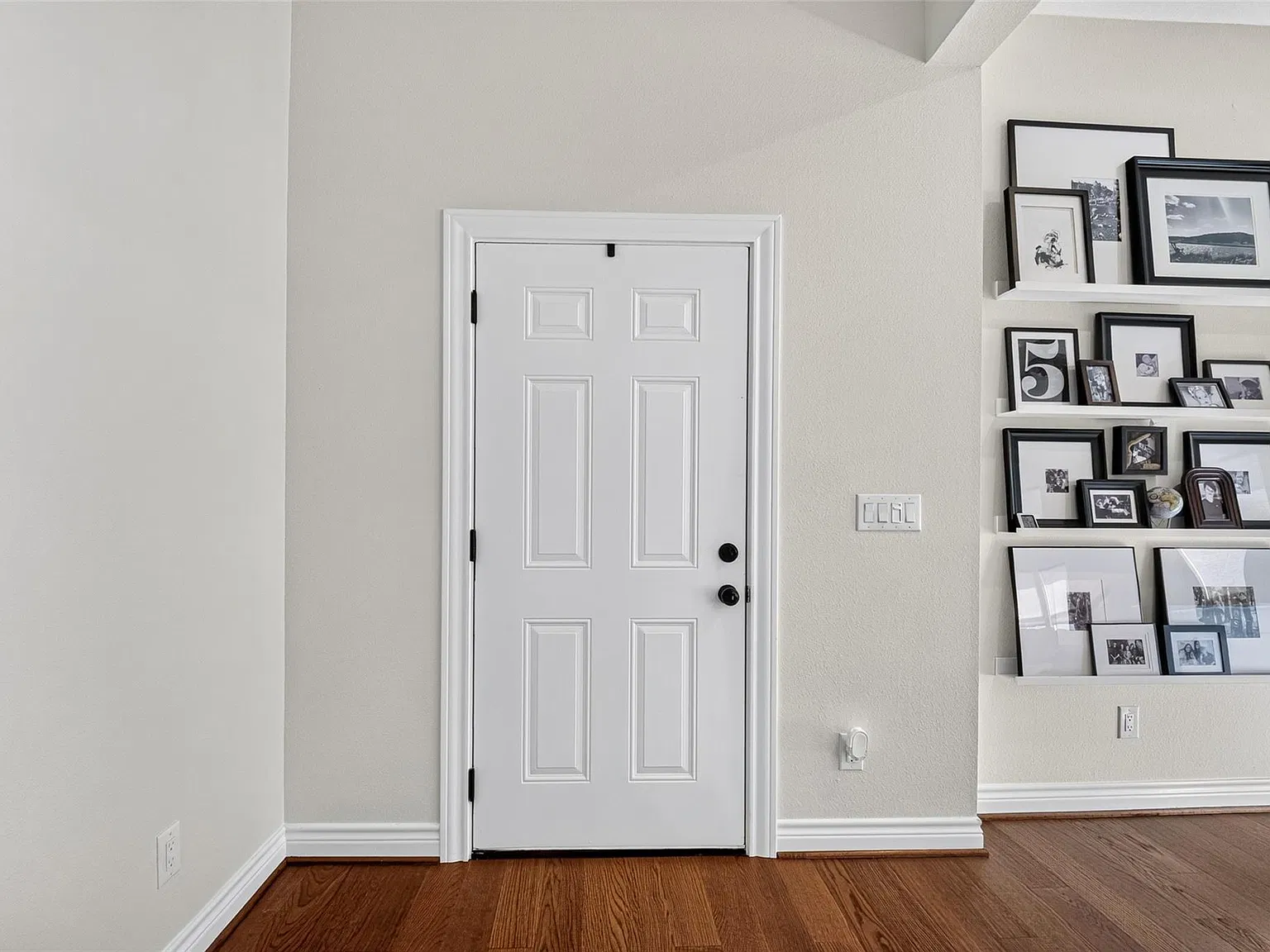 4 bed, 2.5 bath, 2412 sqft, $3,400 — Photo 4