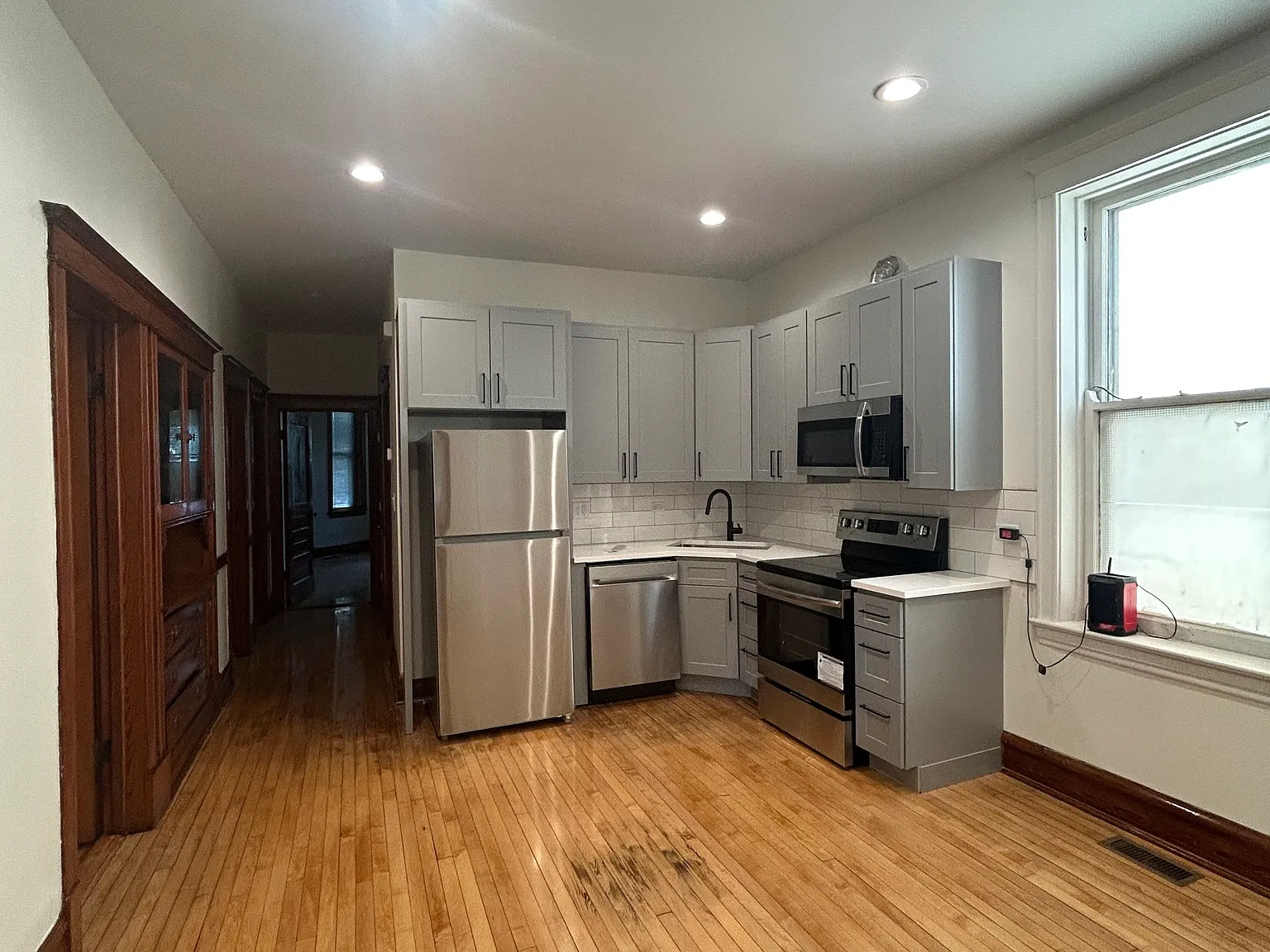 3 bed, 1200 sqft, $1,900 — Photo 1