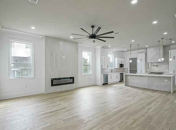 4th image of 2416 Prentiss Ave