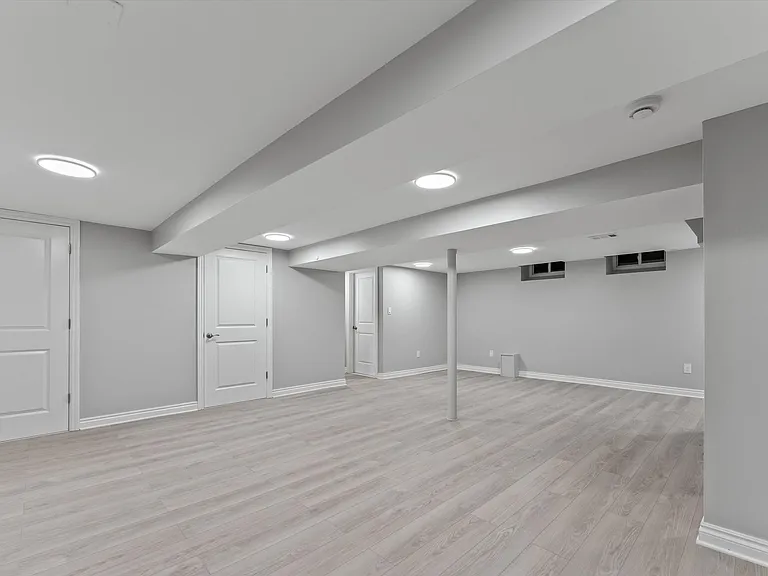 1054 Saxon Dr — Photo 22