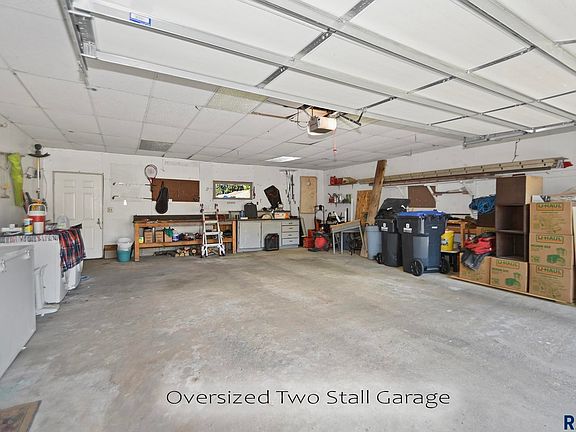4th image of 5905 W Essex Dr