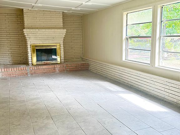 3rd image of 1901 Columbus Cir