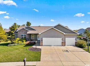 820 Stonelake Dr, Metamora, IL 61548
