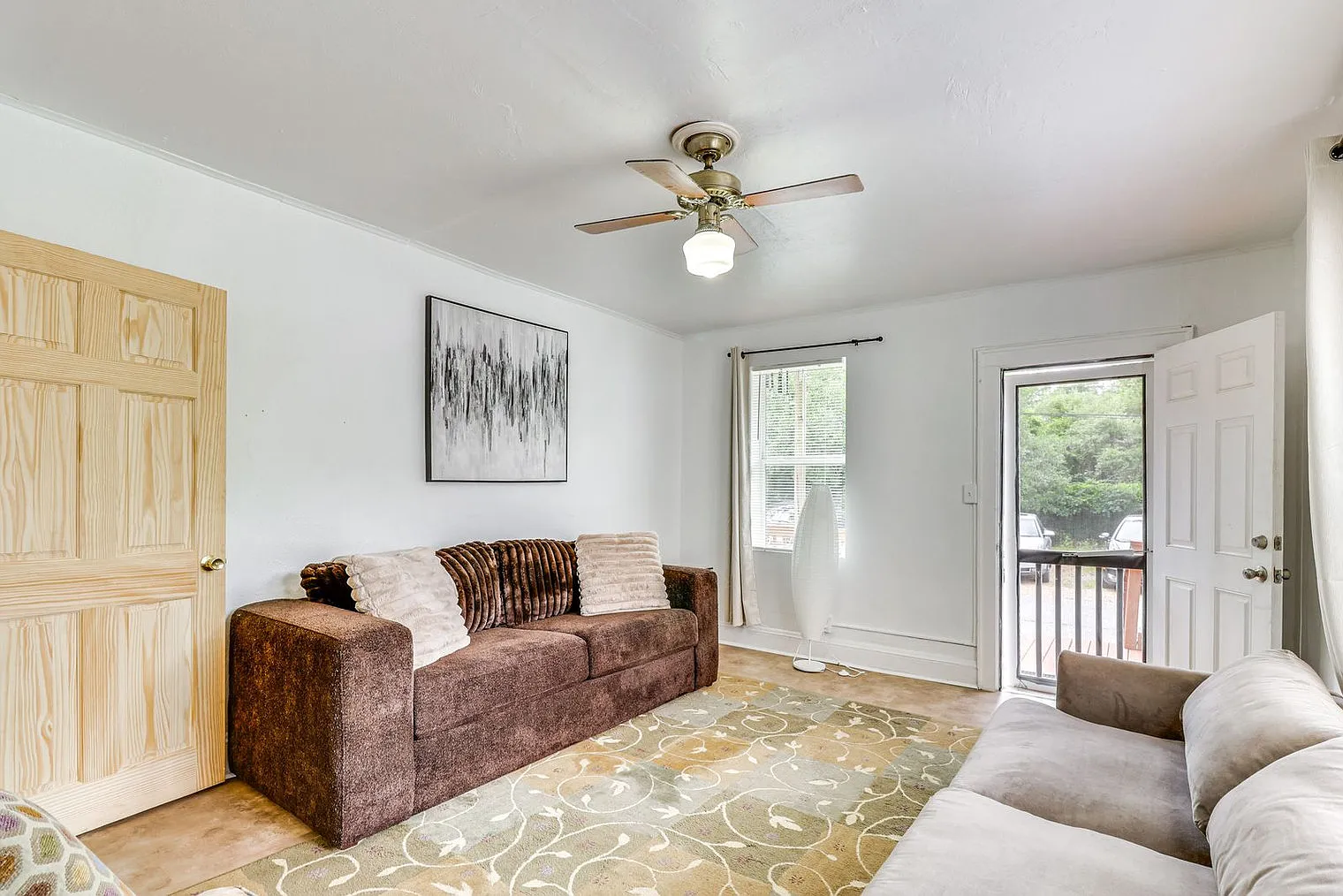 2 bed, 1.0 bath, 893 sqft, $2,007 — Photo 3