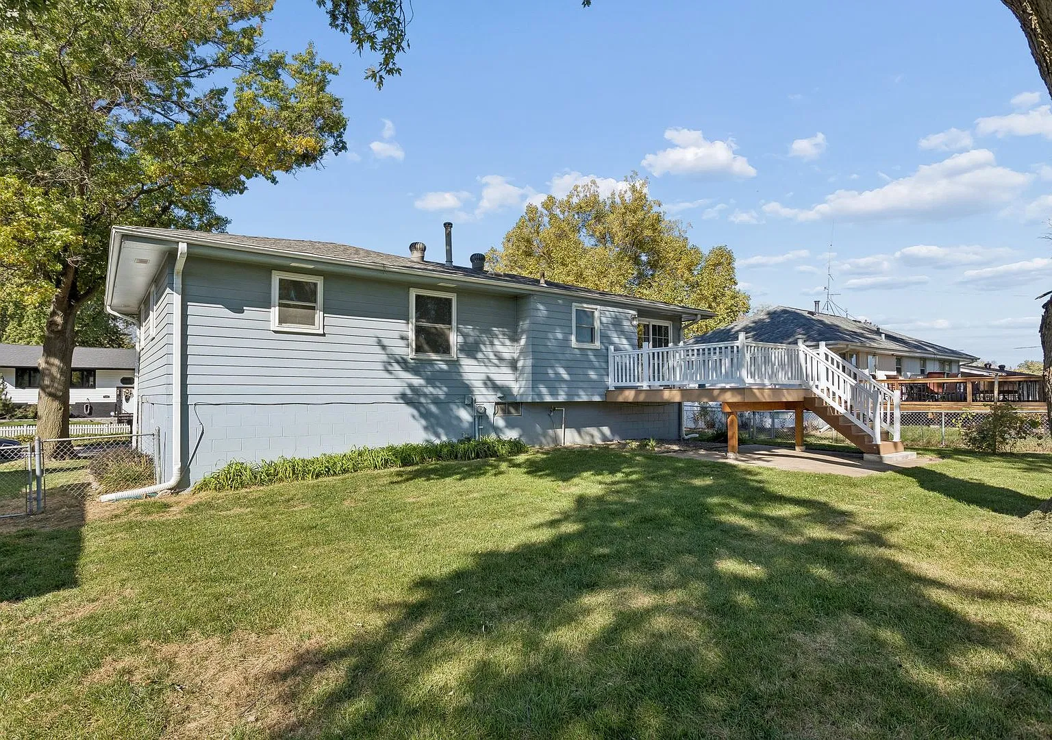 $2,000/month | 3 Bedrooms | 1.5 Baths | 2-Car Garage | Pet Friendly — Photo 2