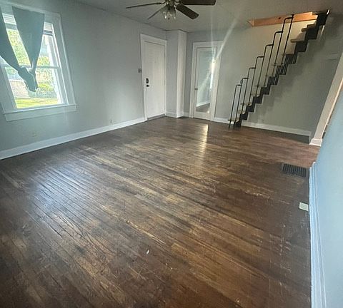 3rd image of 1212 W Carson St