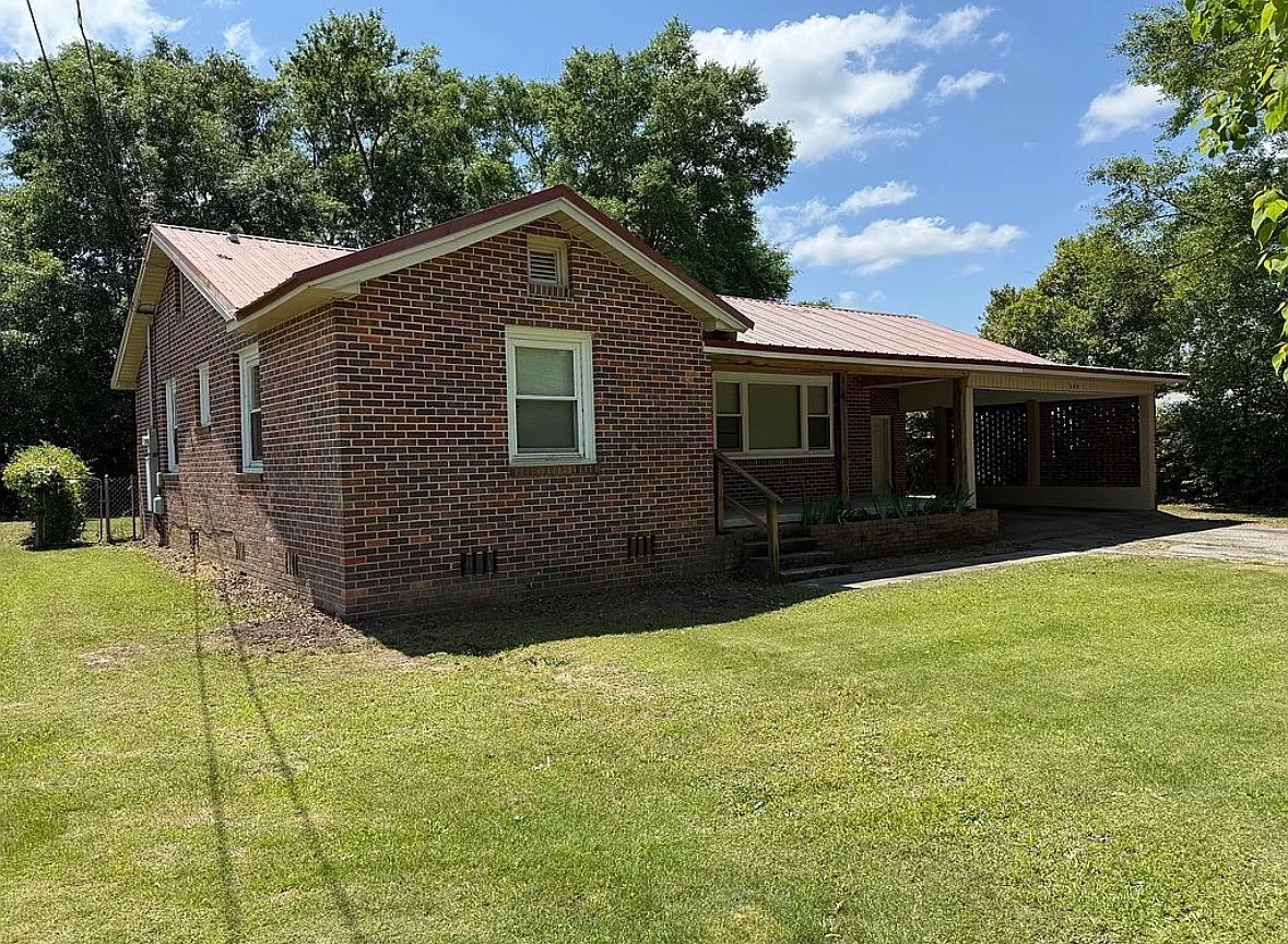3 bed, 1.5 bath, 1225 sqft, $1,850 — Photo 2