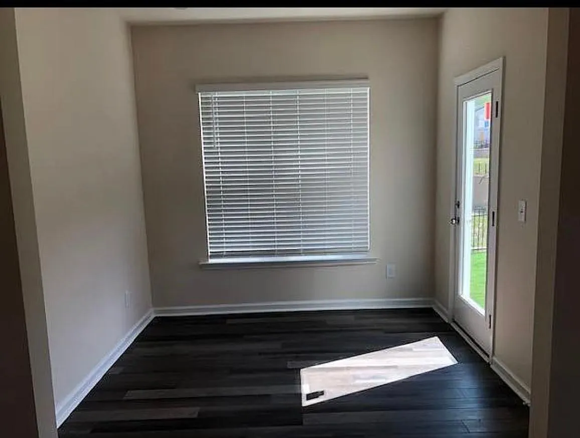 3 bed, 2.5 bath, 1704 sqft, $2,200 — Photo 2