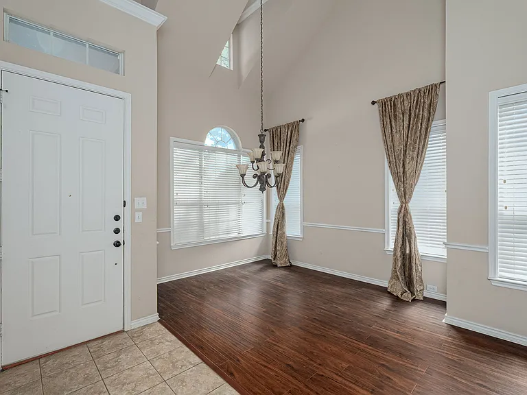 11152 Seguin Dr — Photo 2