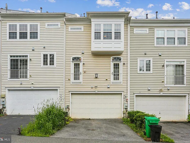 567 Pelican Ave — Photo 2