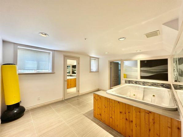 6 bedroom rental in Vancouver — photo 23