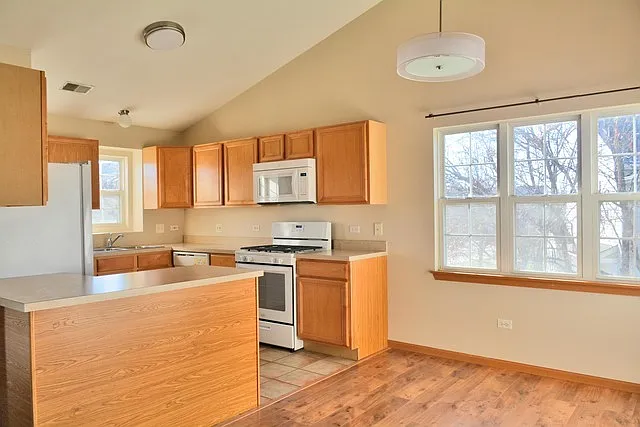 2 bed, 1240 sqft, $2,275 — Photo 2