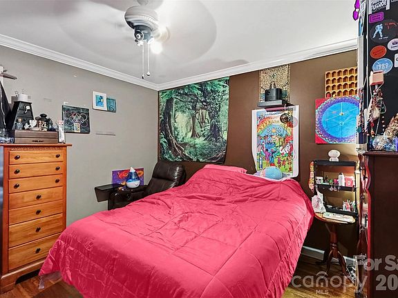 5th image of 718 W Franklin St