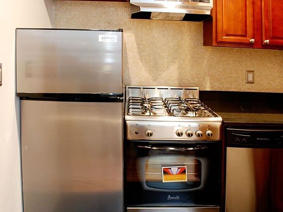5th image of 150 W 58th St APT 7B