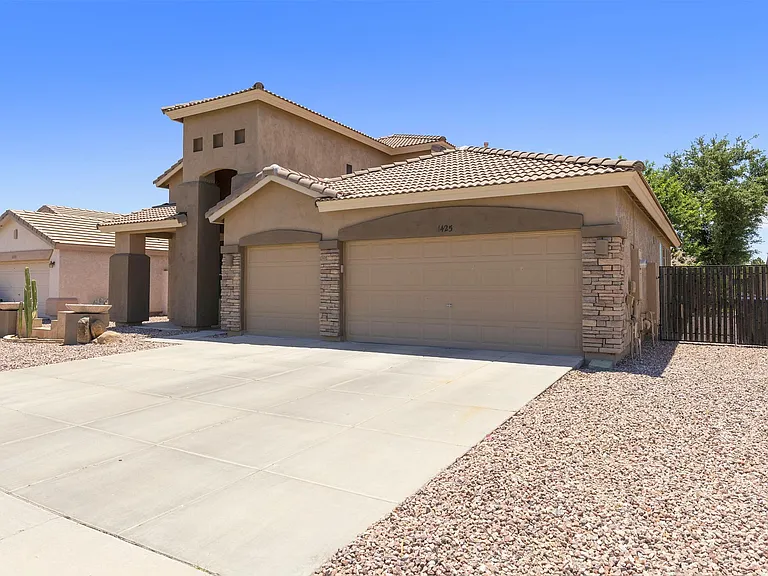 1425 E Morelos St — Photo 35