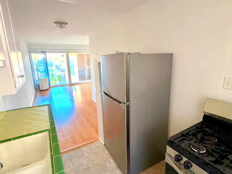 262 1/2 S Sycamore Ave #3 — Photo 2