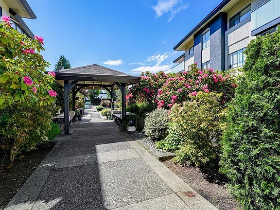 4th image of 3900 Shelbourne St #206