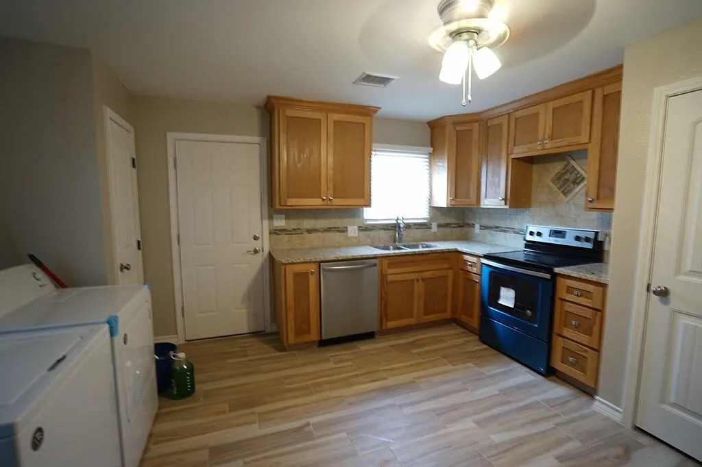 2 bed, 1.0 bath, 1100 sqft, $1,850 — Photo 2