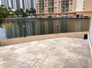 202 Poinciana Dr, Hollywood, FL 33020