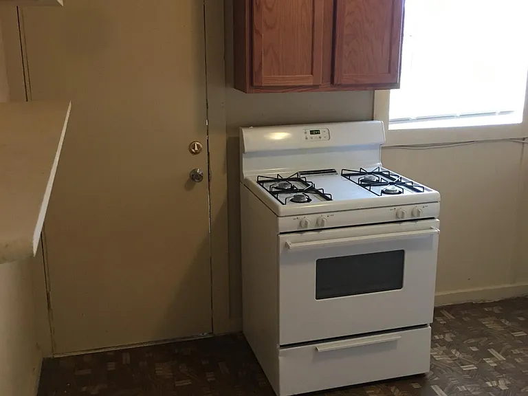 608 W Cedar St — Photo 12