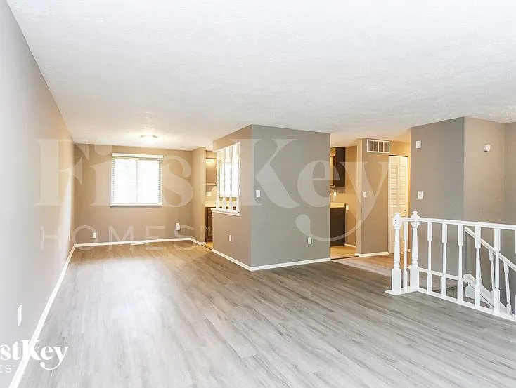 910 Woodlark Dr — Photo 2