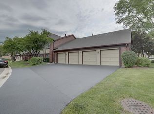 411 Ramblewood Dr APT D, Glen Ellyn, IL