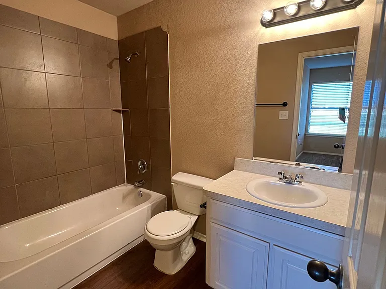 2701 Lovers Ln — Photo 18