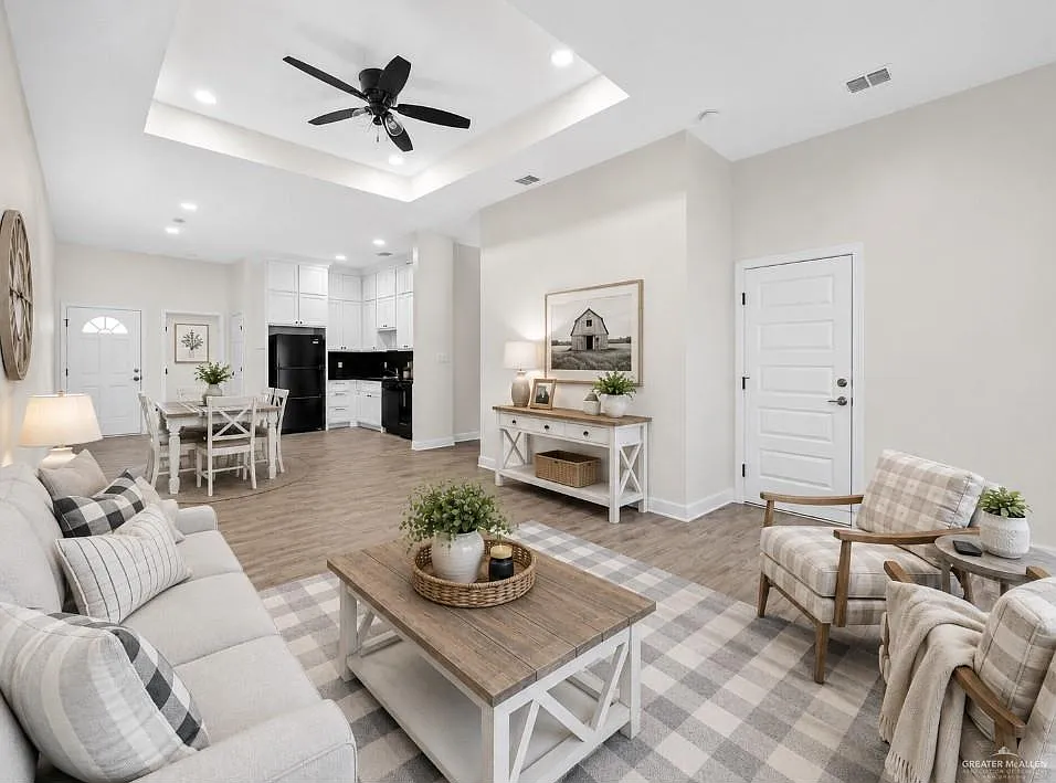 3 bed, 2.0 bath, 1365 sqft, $1,500 — Photo 2