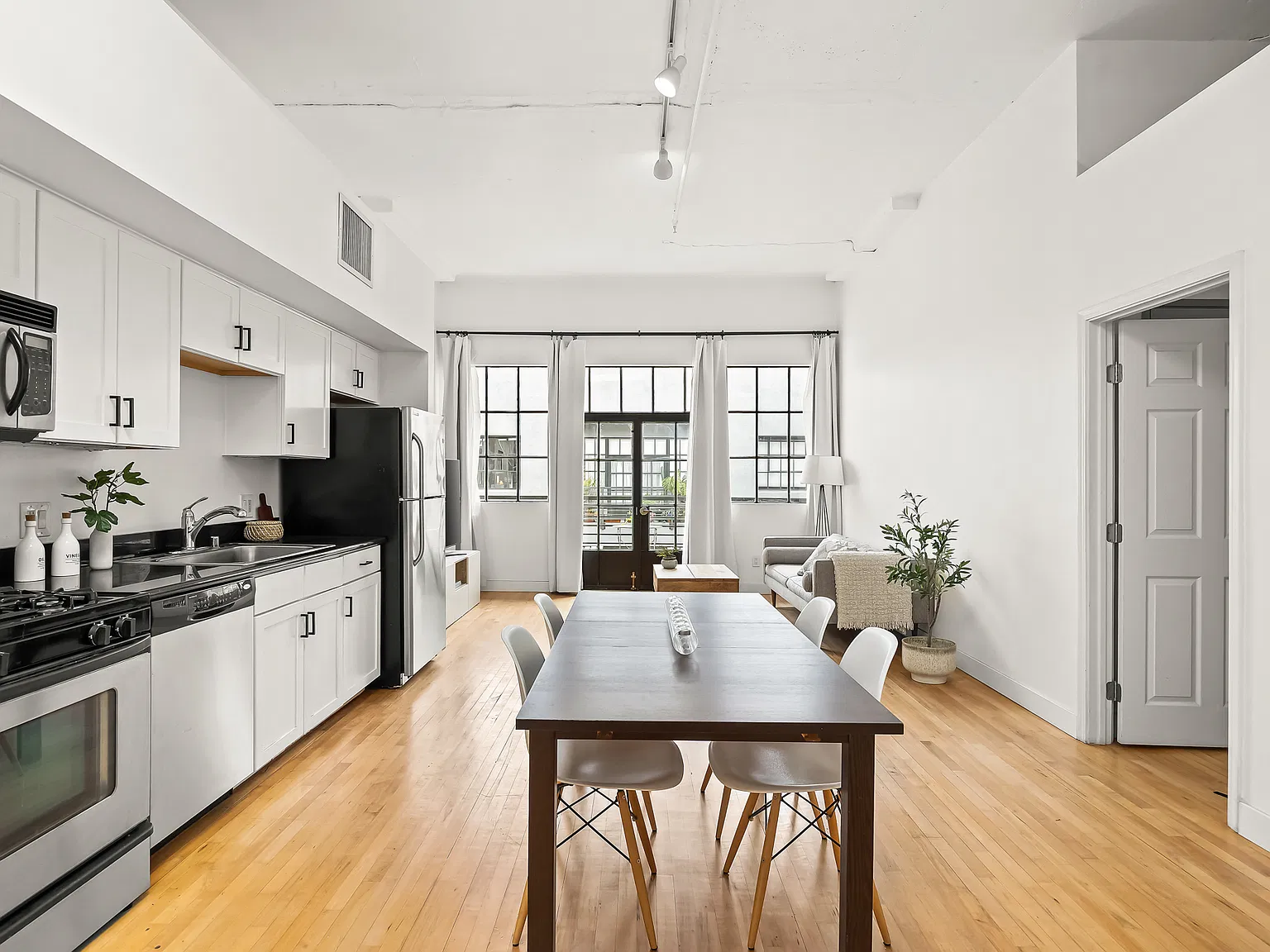 1 bed, 707 sqft, $2,290 — Photo 2