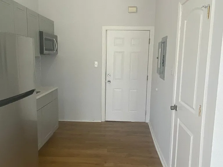 131 50th St #2F — Photo 3