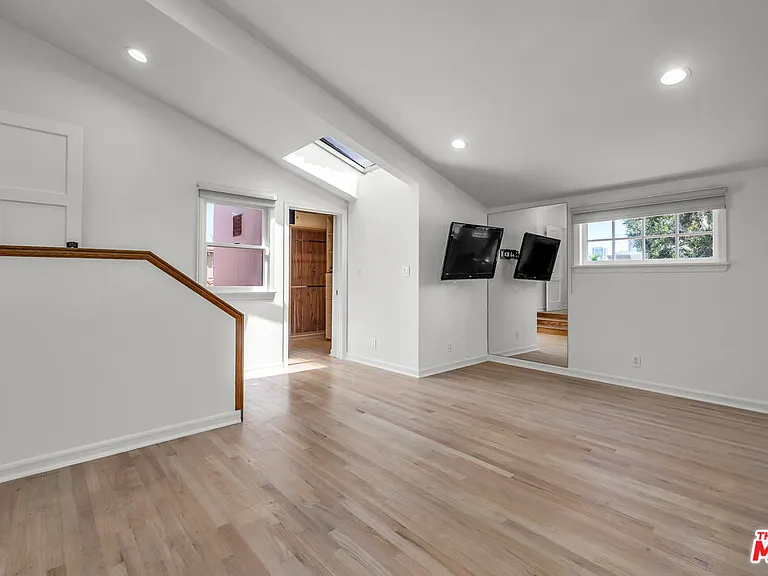 1521 Midvale Ave — Photo 40