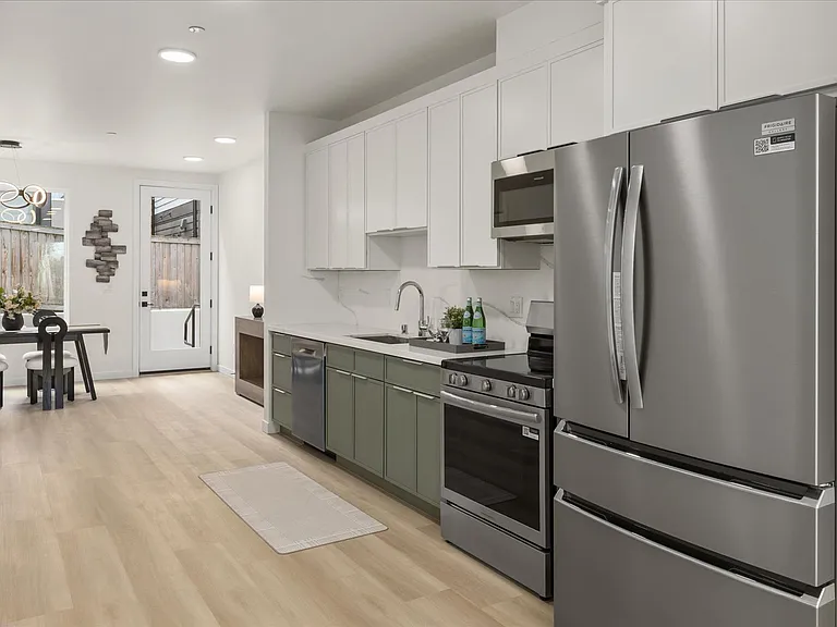 255 E Louisa St — Photo 9